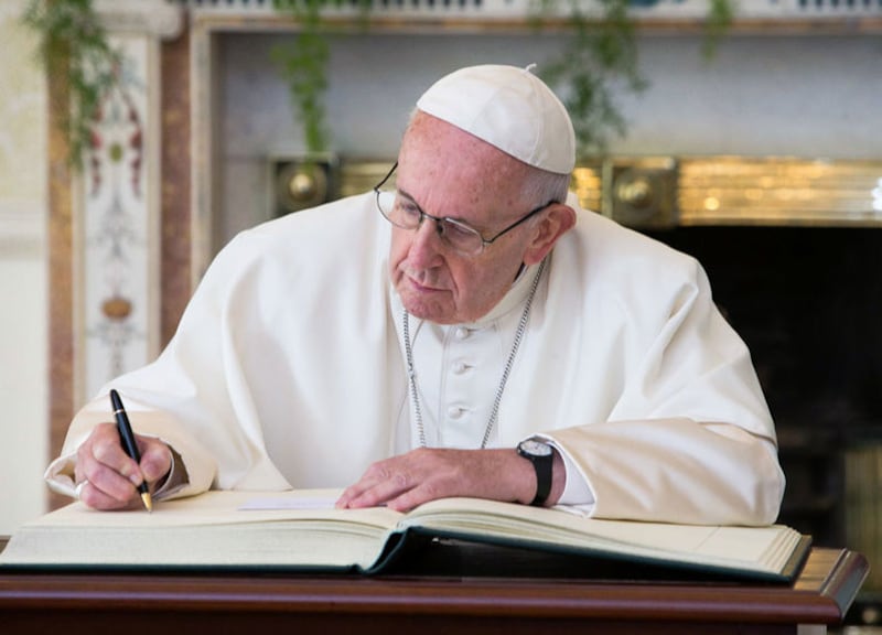 &nbsp;Pope Francis signing the visitors' book at&nbsp;Aras an Uachtarain. Picture by Press Association
