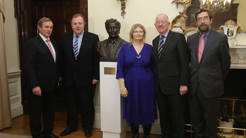 &nbsp;(L-R) Taoiseach Enda Kenny, Mark Fitzgerald, Mary Fitzgerald, Foreign Affairs minister Charlie Flanagan and John Fiztgerald, unveil a bust of former Taoiseach Garrett Fitzgerald in Dublin, marking the 30th anniversary of the signing of the Anglo-Irish Agreement. Picture by Niall Carson/PA Wire