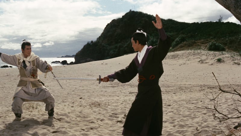 A scene from The Swordsman of All Swordsmen showing swordfight taking place on a beach