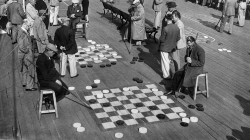 The public play draughts
