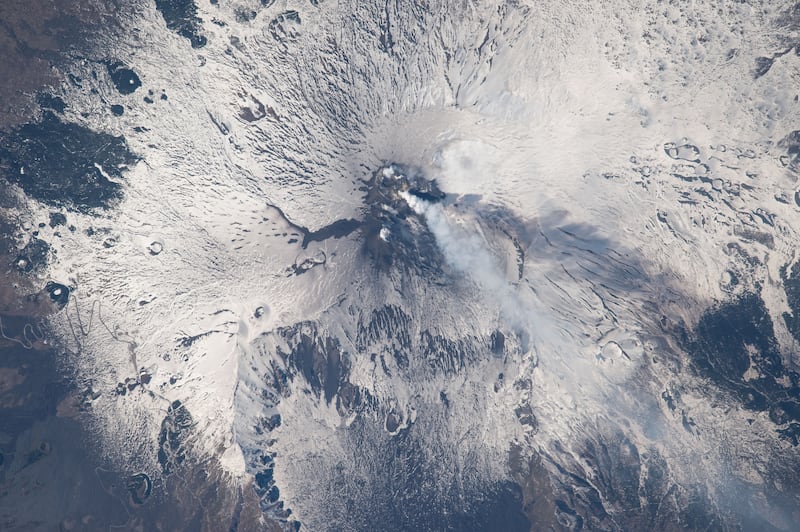 The volcanic plume from Mount Etna (Nasa)