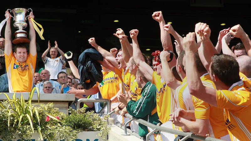 Antrim's Kevin Brady (pictured above lifting the Tommy Murphy Cup in 2008), scored two brilliant second half goals against Derry in the 2000 Ulster SFC semi-final, played at a jam-packed Casement Park. The Saffrons were bidding to reach the Ulster decider for the first time since 1970, and but for Anthony Tohill they would have pulled it off. Brady's second goal three minutes from time levelled the scores, before the Swatragh man saved Derry's blushes when he rose to catch a last gasp Shenny McQuillan 55-metre free which was about to go over the crossbar. The game finished Antrim 2-8 Derry 0-14, with the Oak Leafers winning the replay convincingly a fortnight later