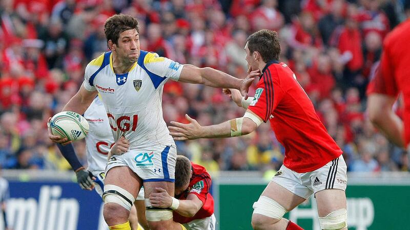 Munster&#39;s Back-Row Peter O&#39;Mahony right tries to stop Clermont Ferrand&#39;s Nathan Hines 