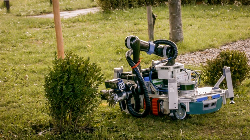 Gardening robot