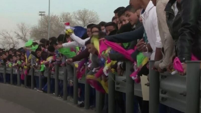 Watch these Mexican protesters form a human wall at the US border