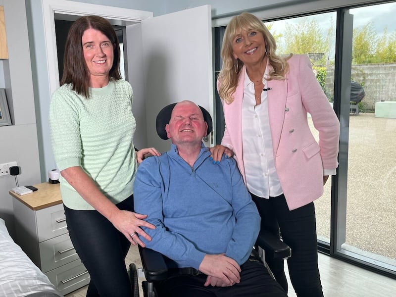 Martina and Sean Cox with Miriam O’Callaghan. Picture by RTÉ/ Prime Time 