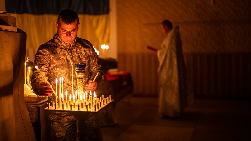 A Ukrainian serviceman lights candles during a Christian Orthodox Easter religious service in Donetsk (AP Photo/Francisco Seco)