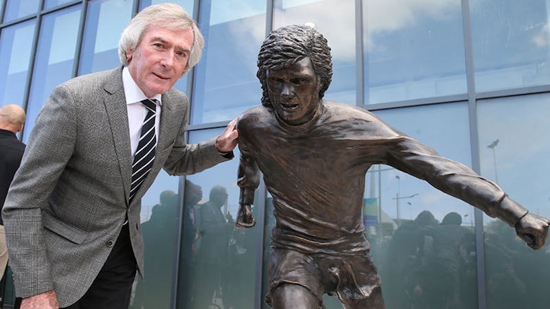 Pat Jennings unveiled the bronze statue of football legend George Best in Belfast. Picture by Hugh Russell&nbsp;