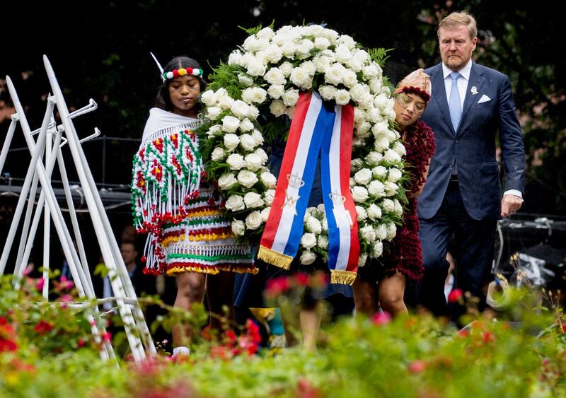 Dutch king lays wreath