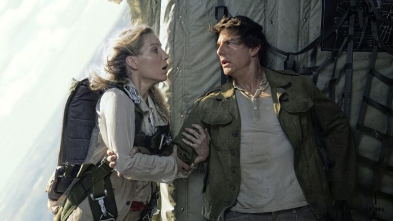 Annabella Wallis and Tom Cruise in The Mummy 