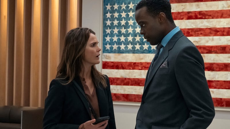 Kate Wyler (Keri Russell) talks to her chief of staff Stuart Heyford (Ato Essandoh) in The Diplomat