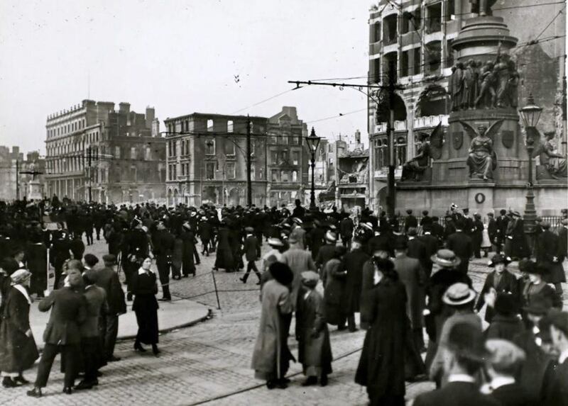 1916 &ndash; People flock to see the ruins on Sackville Street, Dublin  