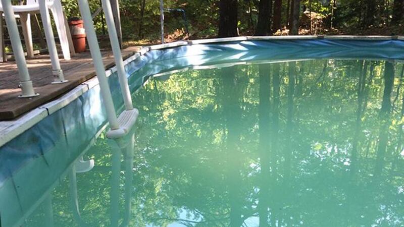 When the ladder broke on her pool, Leslie Kahn had no way to get out but managed to summon help online.