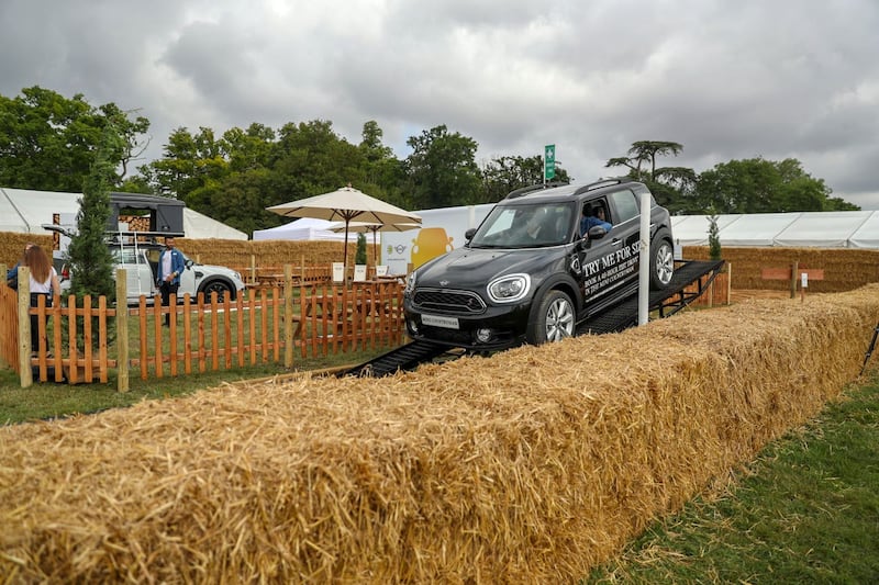 A Mini Countryman takes on a obstacle course