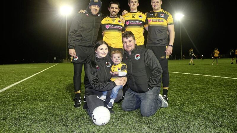 West Belfast&#39;s Laochra Loch Lao is proudly supporting the @Donate4D&aacute;ith&iacute; Campaign and his NHS Organ Donation with their new sponsor Is Deont&oacute;ir M&eacute;. Pictured are team players with D&aacute;ith&iacute; and his parents Seph and M&aacute;irtin. Picture by Mal McCann 