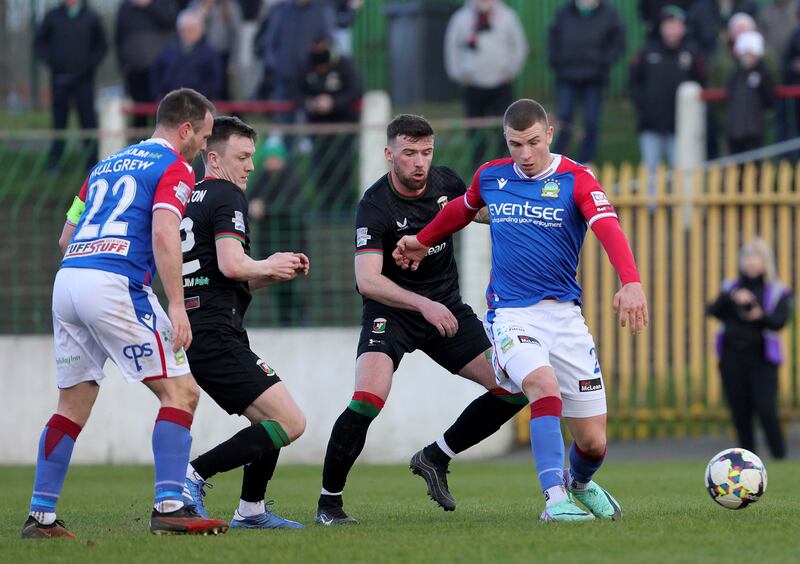 Linfield's Ethan McGee under pressure from Glentoran's Patrick McClean during this evening's game at The Oval, Belfast. Photo by David Maginnis/Pacemaker Press