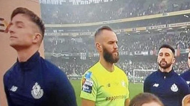 Alan Mannus stood facing forward and did not turn to face the tricolour during Sunday&#39;s match 