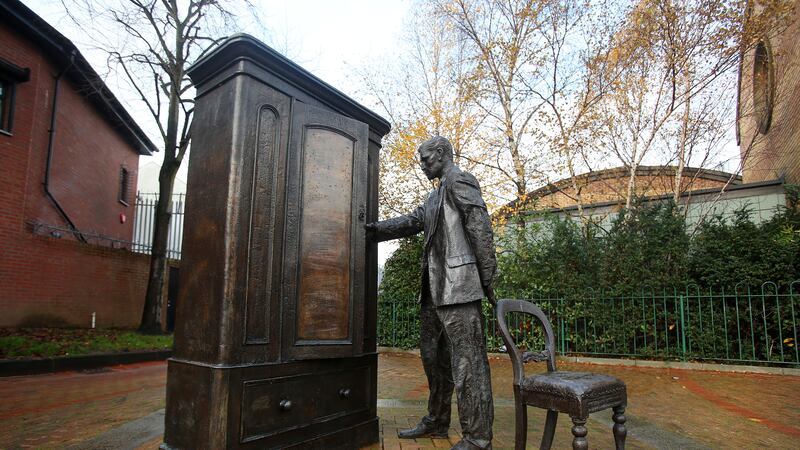 <span style="color: rgb(51, 51, 51); font-size: 14.3999996185303px;">A sculpture of CS Lewis depicting the Narnia story&nbsp;</span>