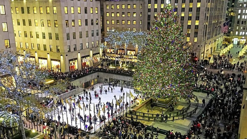 The ice rink and Christmas tree at New York&#39;s Rockefeller Center 