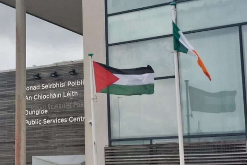 The Palestinian flag flies at Oifig ceantair chathrach na nGleanntach sa Chlochán Liath - Glenties Municipal District office in Dungloe