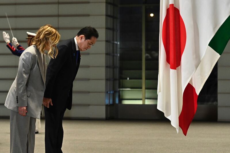 Italian Premier Giorgia Meloni with Japanese Prime Minister Fumio Kishida, at a welcoming ceremony prior their meeting (David Mareuil/Pool Photo via AP)