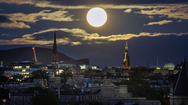 The super blue moon rises over Edinburgh (Jane Barlow/PA)