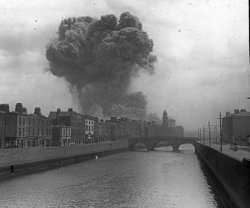 The battle of Dublin: The image shows an explosion at the Four Courts, during the Irish Civil War 1922.