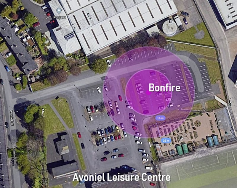 A graphic showing the location of east Belfast&#39;s Avoniel bonfire (pink dot), and two circles showing the minimum &#39;safe space&#39; required around it based on different pyre heights 