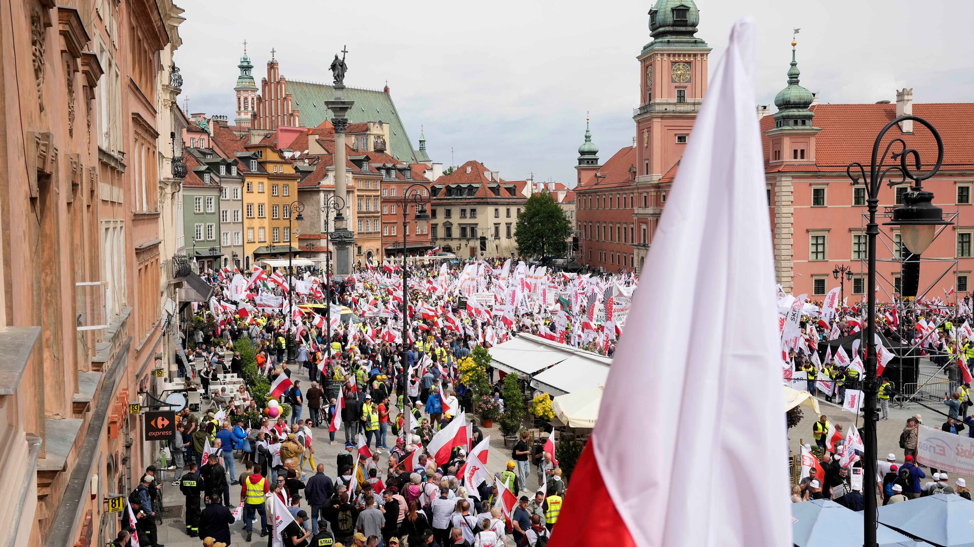 Polish farmers and other protesters in Warsaw protest against EU climate policies (Czarek Sokolowski/AP)