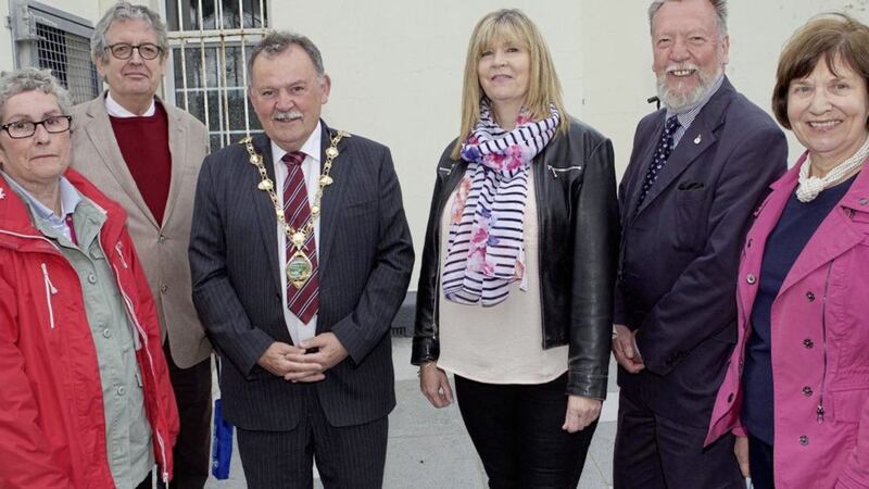Two great-nieces of war poet, Francis Ledwidge unveiled a plaque in his memory in Derry, marking the centenary of his death at the Battle of Passchendaele. Maol&iacute;osa McHugh, maayor of Derry and Strabane District Council is pictured with with Catherine Diggett (on right) and Eileen Ledwidge-Wilson (on left). Included are Professor Gerard Dawe, TCD and from right, Rosemary Yore and Chris Spurr, UHC. Picture by Tom Heaney, nwpresspics 