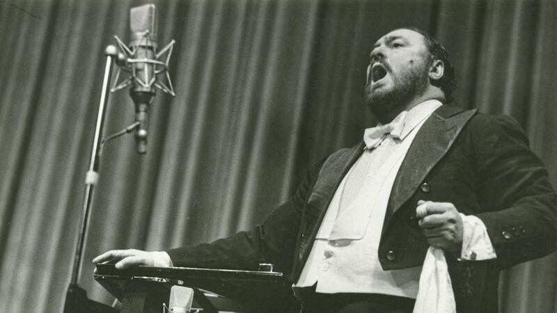 Luciano Pavarotti at work in Pavarotti 