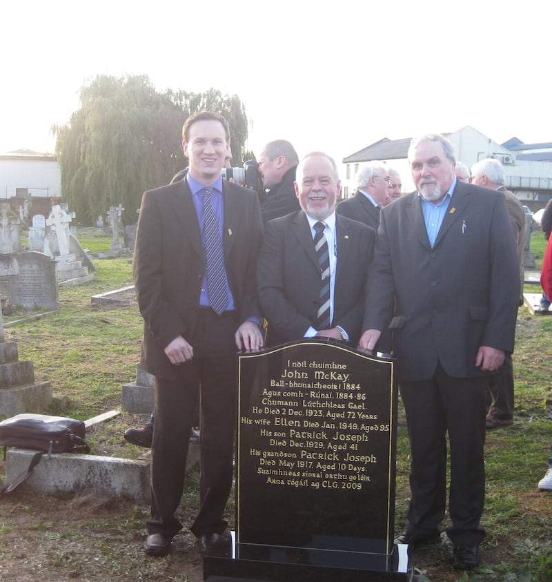 Dónal McAnallen and Kieran McConville with Philip Byrne of Bray, a great-grandnephew of John McKay, at his gravestone unveiled in 2009 in London
