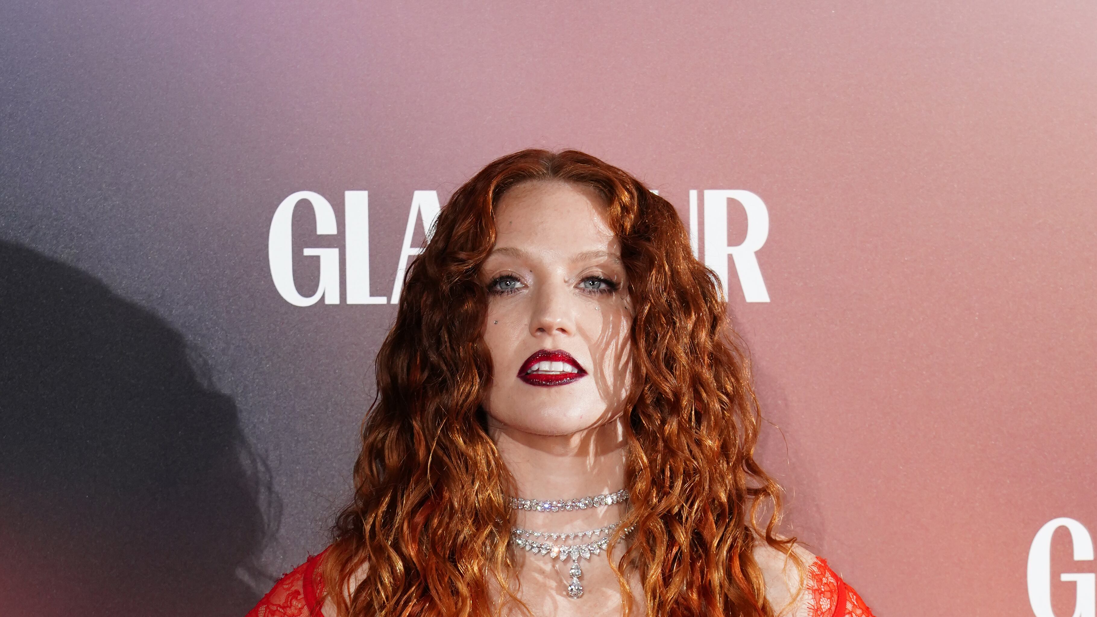 Jess Glynne has been presented with an award celebrating one billion streams in the UK