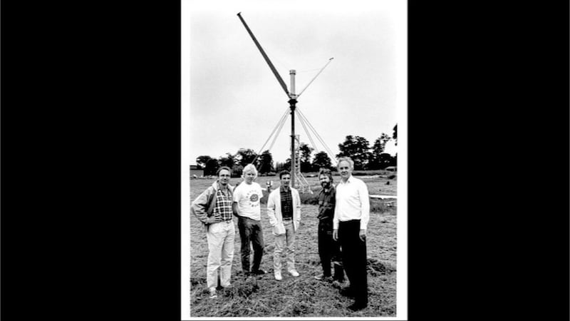 (l-r) Bob Everett, David Lowry, Godfrey Boyle, Derek Taylor and Alan Reddish at The Open University&#39;s Alternative Technology Group Wind Test Facility in 1985. Picture from The Open University 