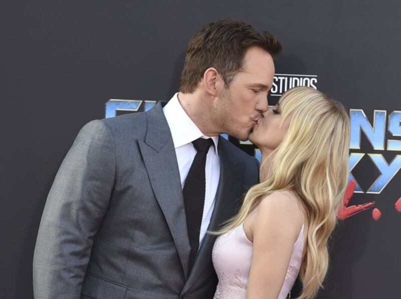 Chris and Anna Faris share a smooch on the red carpet.
