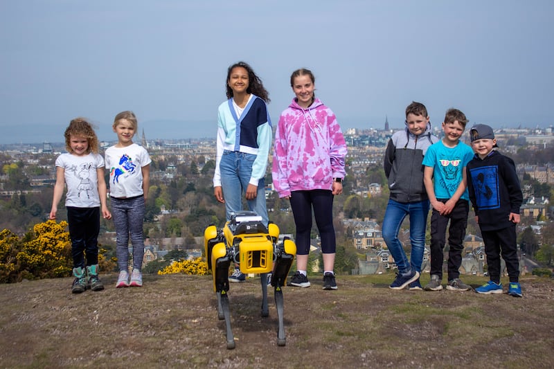 School children with the robot 