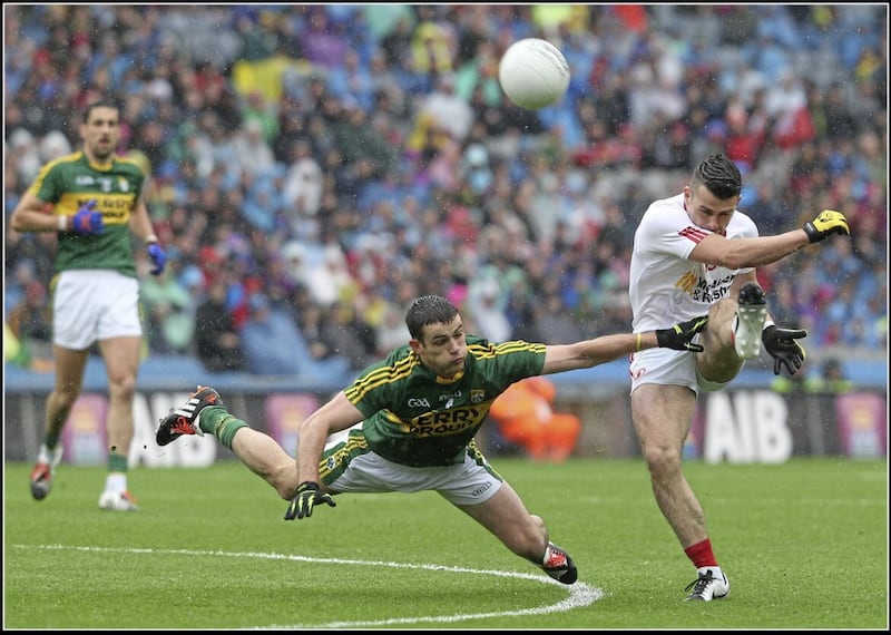 Tyrone's Darren McCurry kicks past Kerry's Shane Enright in Croke Park. Picture by Hugh Russell 