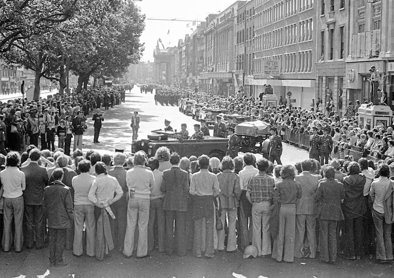 The State funeral for President Eamon de Valera passes along O&#39;Connell Street to the Pro-Cathedral for Mass on September 3 1975. Picture part of the Independent Ireland Newspapers/NLI Collection. 