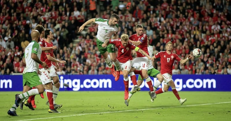 Republic of Ireland&#39;s Shane Duffy (centre) powers home the equaliser 