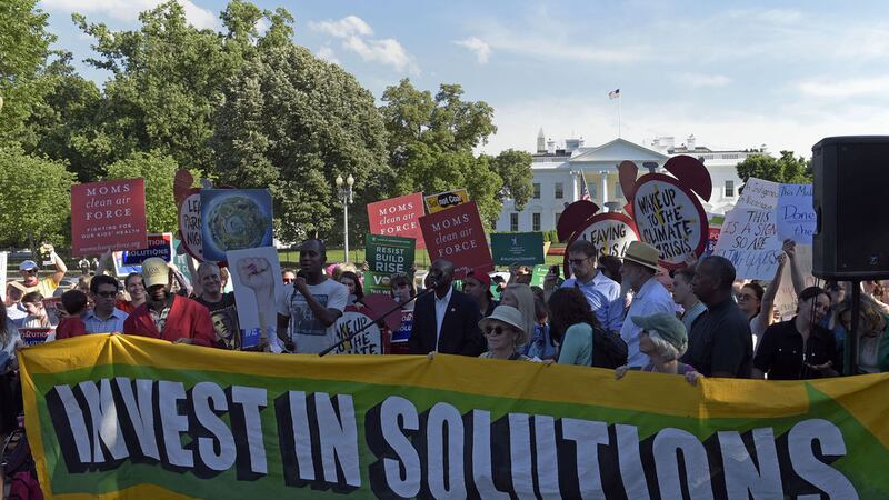&nbsp;<b style="font-family: 'ITC Franklin Gothic'; ">AG&Oacute;ID:</b><span style="font-family: 'ITC Franklin Gothic'; "> Protesters gather outside the White House in Washington to show their displeasure at President Trump&rsquo;s pulling out of the Paris climate accord last week</span>