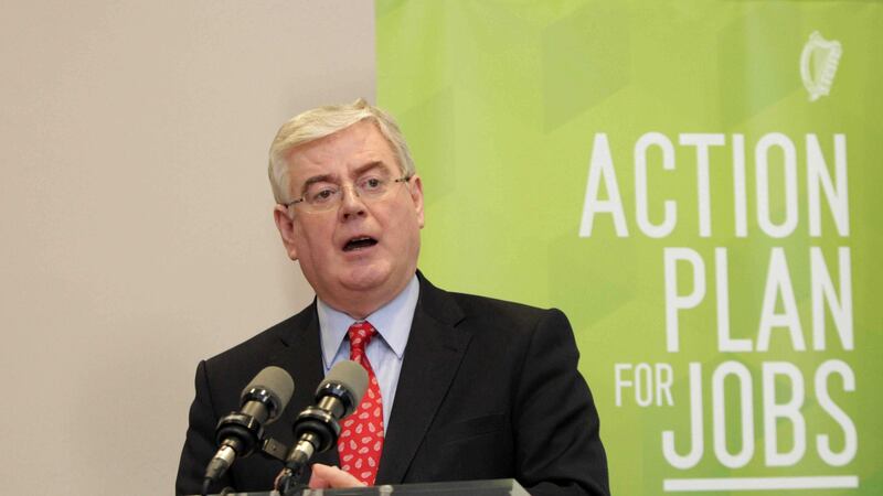 Former T&aacute;naiste Eamon Gilmore threatened to collapse the government after claiming he was not being kept informed about Garda controversies<br />&nbsp;