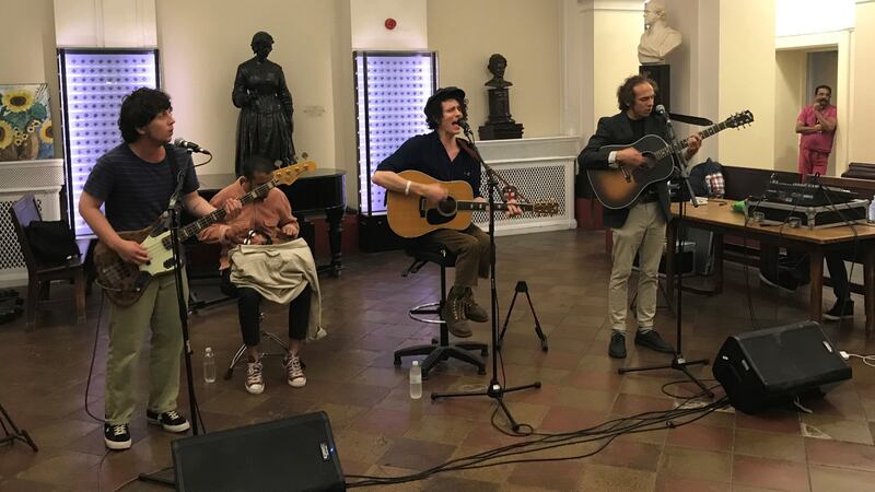 The indie rock band played to NHS workers at St Thomas’ Hospital in central London.