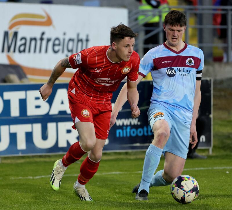 Pacemaker Press 26-4-24
Portadown v Institute - Playr-Fit Championship
Portadown's Kenneth Kane and Institute's Shaun Leppard during this evening's game at Shamrock Park, Portadown.  Photo by David Maginnis/Pacemaker Press