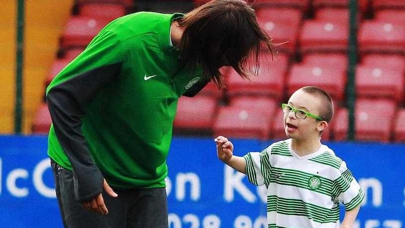 Lurgan boy 9 year old Jay Beatty pictured with former Celtic star Georgios Samaras Pic Russell. 